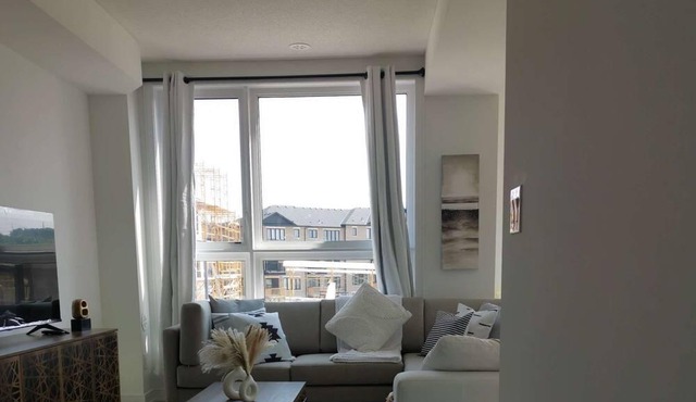 Beautiful 4brd-3bth Townhome 7 mins to Lakeshore