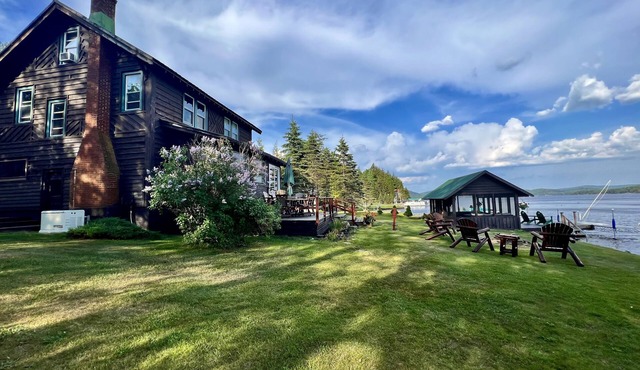 Beautiful 4th Lake Home with 3 Kings, Jacuzzi Tub, and Gazebo