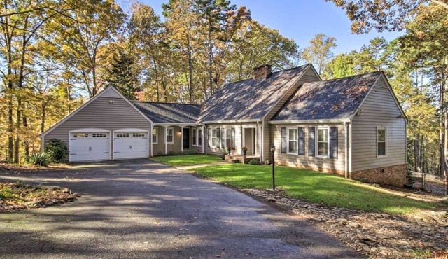 Beautiful 5 Acre Lakefront Private Retreat w/Boat Dock, Hot Tub, 5 Bdrm/5 bath