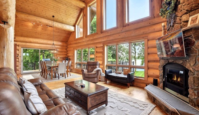 Beautiful 5 bdrm lakefront log cabin - under 1hr from Mpls!