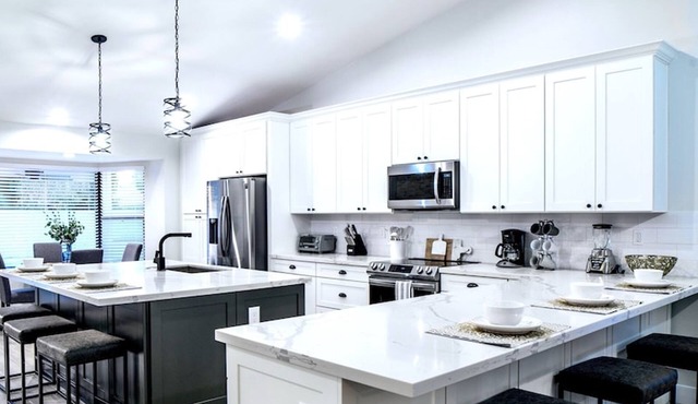 Beautiful 5-bdrm Vacation Home W/heated Pool !