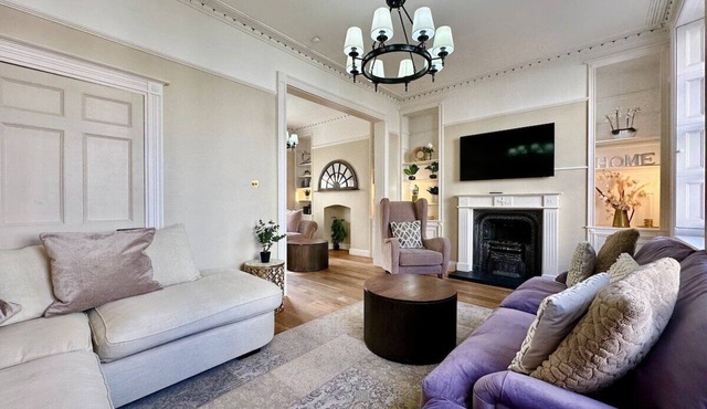 Beautiful 5-Bed Regency Home in Montpellier