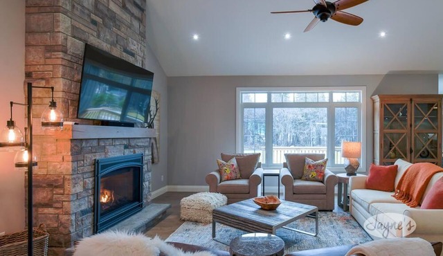 Beautiful 5 Bed, 5 Bath House in Thornbury! Amazing Location! Level Land!