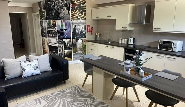 Beautiful 5 bed apartment with outdoor courtyard, sleeps 8