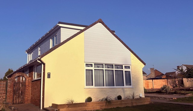 Beautiful 5 Bed Bungalow With Garden & Driveway