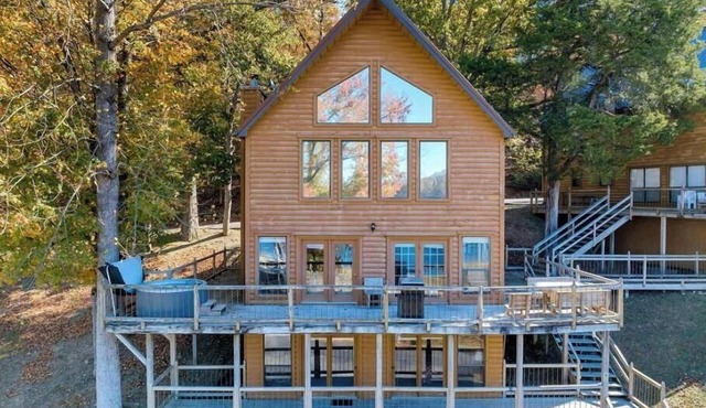 Beautiful 5 Bed Chalet w/Hot Tub, Lakefront on Dale Hollow! #14