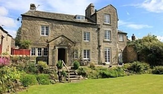 Beautiful 5 bed Village Central Cottage with Walled Garden & parking for 6 cars