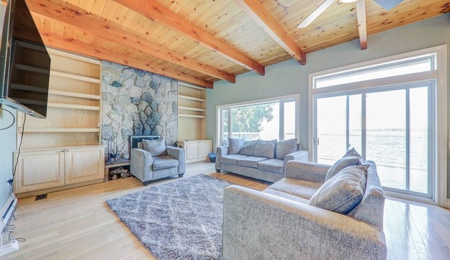 Beautiful 5 bedroom in fenelon falls