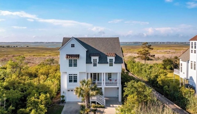 Beautiful 5 bedrooms, 5.5 baths on sound and walking distance to beach and shops