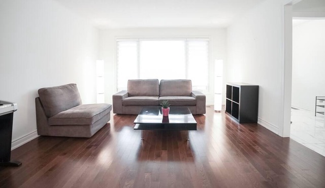 Beautiful 5 Bedroom Villa, Modern Interior, surrounded by parks, trails& grocery