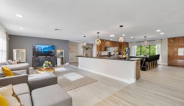 Beautiful 5 Bedroom Pool home n