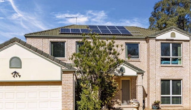 BEAUTIFUL 5 BEDROOM HOME WITH POOL, DUCTED AIR CONDITIONING, WIFI.LOTS OF ROOM