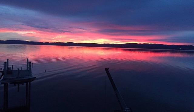 Beautiful 5 Bedroom, 3 bath waterfront home on Clearlake w/private hot tub