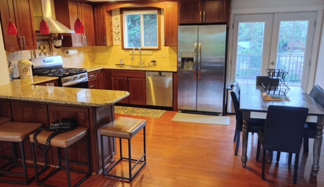 Beautiful 5-bedroom 3 bath house with AC in peaceful Kirkland neighborhood