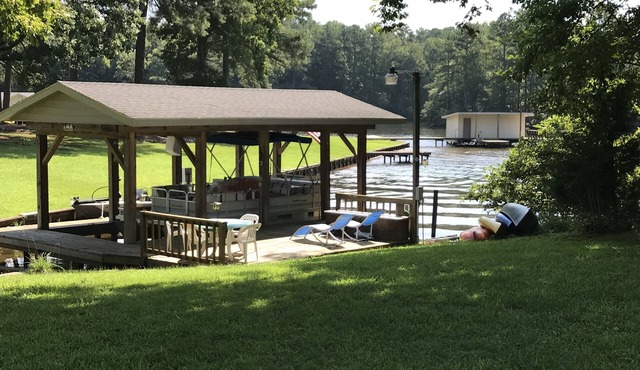 Beautiful 5 bedroom, 3.5 bath home on a quiet cove on Lake Gaston