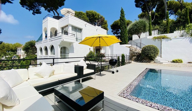 Beautiful 5 bedroom, 4 bathroom villa on Cap D’Antibes with direct sea view