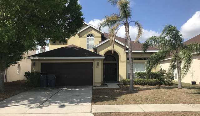 Beautiful 5 Bedroom House with pool near all parks!