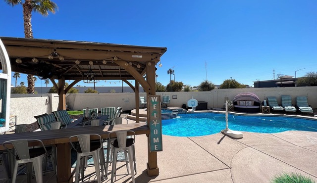 Beautiful 5 bedroom house with an amazing pool & spa . Great for relaxing.