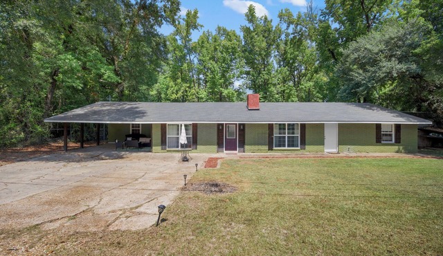 Beautiful 5-bedroom house in a beautiful neighborhood with WiFi and a Pool Table