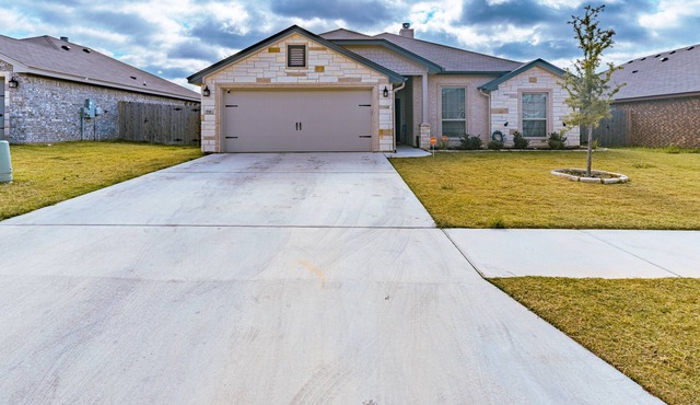 Beautiful 5 bedroom home W/gym EV charger & grill