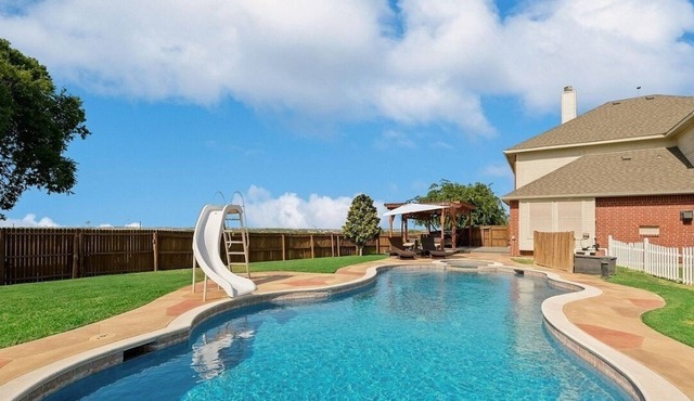 Beautiful 5 Bedroom Home W/Pool, Spacious Backyard, Countryside View