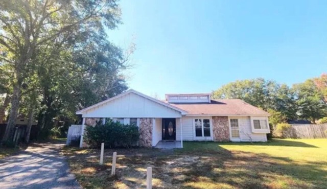 Beautiful 5 bedroom home w/fireplace. Close to all attractions in Mobile area