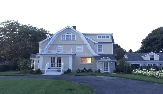 Beautiful 5 Bedroom House with Pool & Guest House - Steps to Beach & Townn