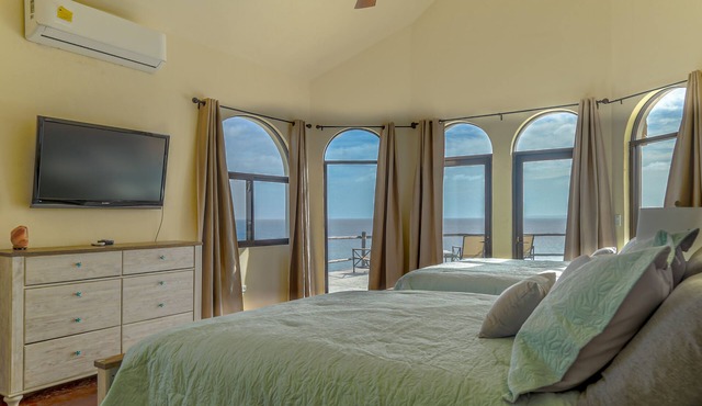 Beautiful 5-bedroom villa with pool and jacuzzi