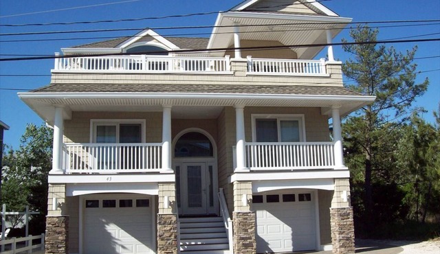 BEAUTIFUL 5 BEDROOM ON THE OCEANSIDE OF SURF CITY