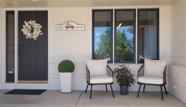 Beautiful 5 bedroom (sleeps 12) home with mountain views