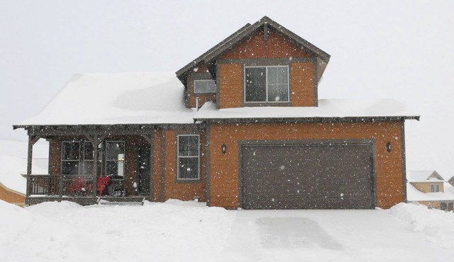Beautiful 5 bedroom + sleeping loft ski-in/ski-out Mountain House