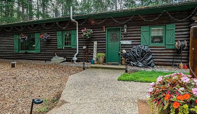 Beautiful 5 bedroom cabin on the Lake of the Hills.