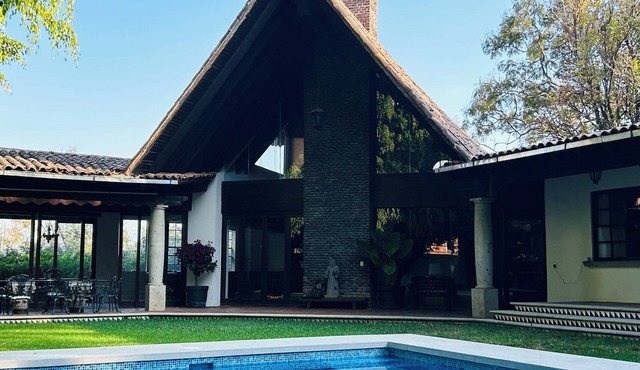 Beautiful 5 bedroom Villa in Tepoztlan,Heated Pool, PetFriendly.