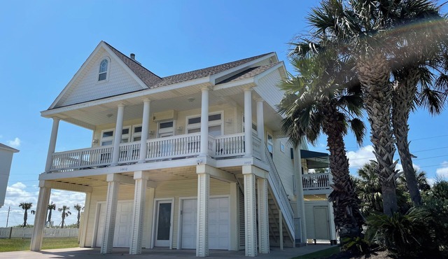Beautiful 5 Bedroom with Private Pool and Hot Tub! Steps from the Beach!