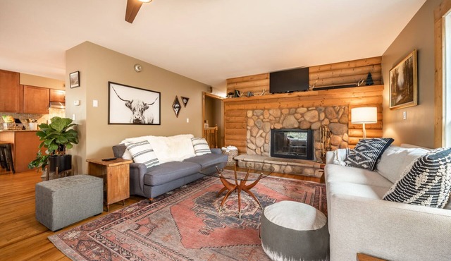 Beautiful 5 BR Creek-side Cabin Pikes Peak