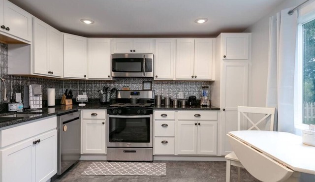 Beautiful 5 BR located next to Pine Creek!