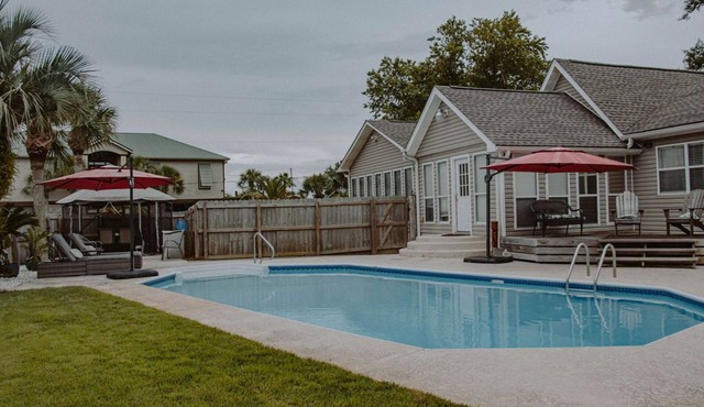 Beautiful 5bd/3ba in Gulf Breeze, Heated Private Pool & Pet Friendly!