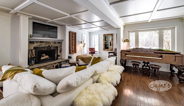 Beautiful 5bed 5bath retreat in Collingwood! 5mins from Blue Mountain Village!