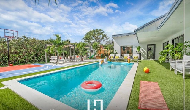 Beautiful 5BR Home BBQ, Playground, Court & Pool