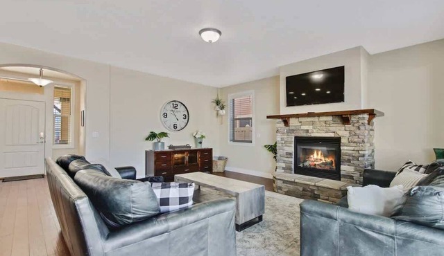 Beautiful 5BR w/Hot Tub + Pool Access! Sleeps 16