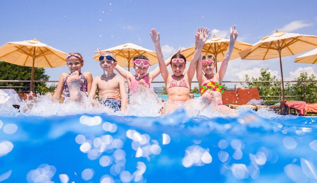 Beautiful 6 berth caravan for hire at Central Beach Park in Kent ref 57018B