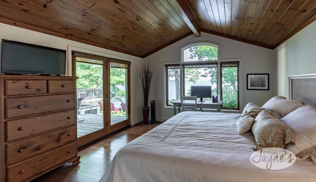 Beautiful 6 bed, 3 bath on Lake Muskoka, All Season! Sun all Day! Sand Beach!