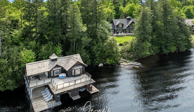 Beautiful 6 bed 5 bath cottage on Lake Muskoka with Boathouse