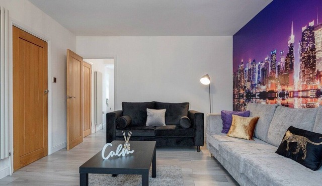 Beautiful 6 bed home / ample parking & pool table