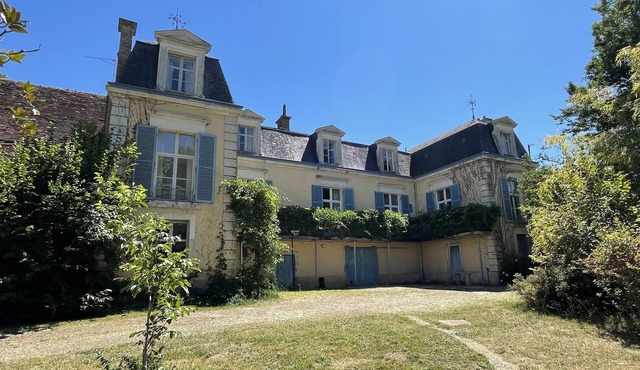 Beautiful 6 bedroom villa with private pool, parking and large garden