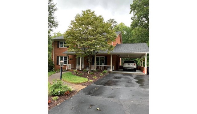 Beautiful 6 bedrooms house Great for race weekend and easy access to Danville