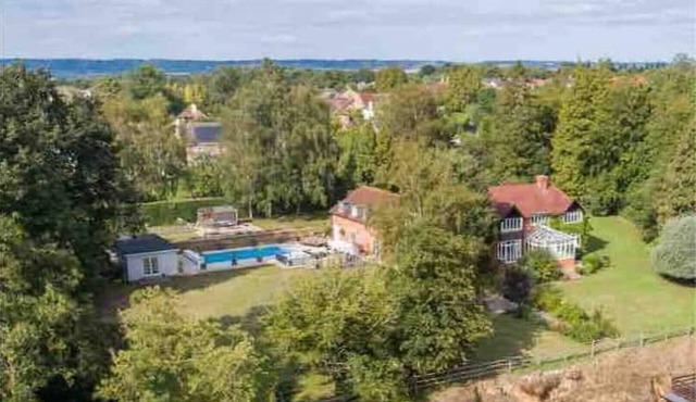 Beautiful 6 Bedroom Home with Pool & Hot Tub