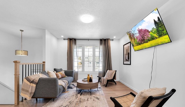 Beautiful 6 bedroom home with sunroom -- 10 mins from Downtown Ottawa