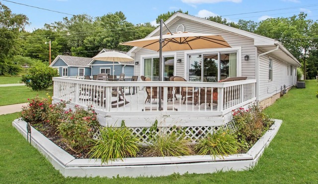 Beautiful 6 bedroom lake house with pontoon available for rent