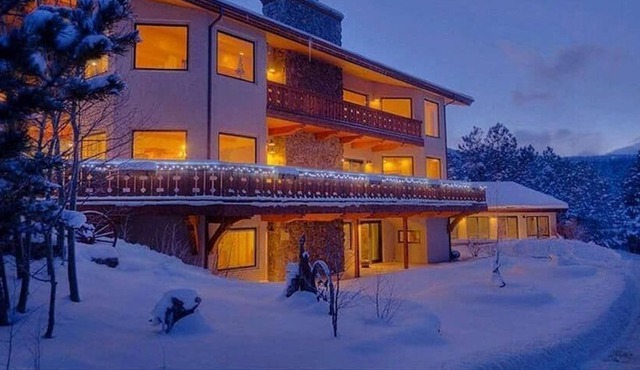 Beautiful 6-Bedroom Retreat Home at Allenspark, CO